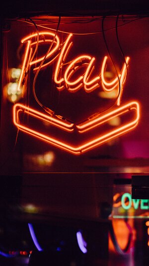 [Translate to English:] Neonlights saying "play"