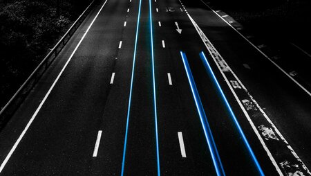 [Translate to English:] en öde motorväg på natten