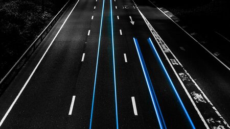 en öde motorväg på natten